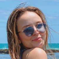 Larissa Manoela posta foto de maiô em praia do Nordeste e ganha pedido de fã