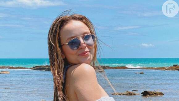 Larissa Manoela, de maiô, ganhou elogio em foto na praia: 'Um corpo é um corpo'