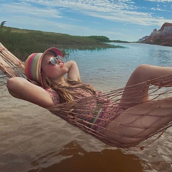 Larissa Manoela, de maiô, ganhou uma série de elogios em foto na praia: 'Linda'