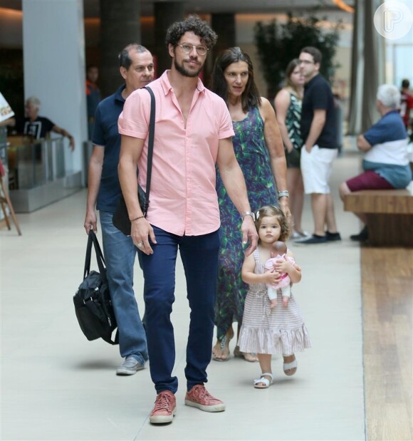 José Loreto e a filha, Bella, de 1 ano, passearam por shopping do Rio neste sábado, 4 de janeiro de 2020