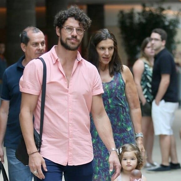 José Loreto e a filha, Bella, de 1 ano, passearam por shopping do Rio neste sábado, 4 de janeiro de 2020