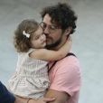 José Loreto foi clicado com a filha, Bella, enquanto Bruna Lennon, seu suposto novo affair, curtia show na orla do Rio