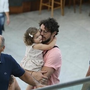 José Loreto foi clicado com a filha, Bella, enquanto Bruna Lennon, seu suposto novo affair, curtia show na orla do Rio