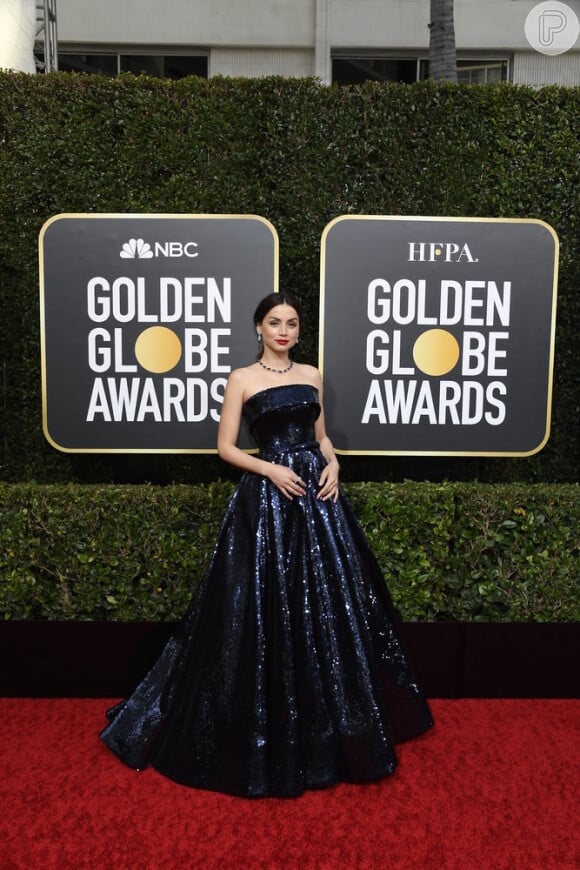 Ana de Armas, indicada ao Globo de Ouro pelo filme 'Entre Facas e Segredos', apostou na trend do metalizado com o vestido azul de Ralph & Russo