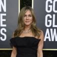Jennifer Aniston apostou no vestido preto de  Christian Dior para o "77º  Globo de Ouro"