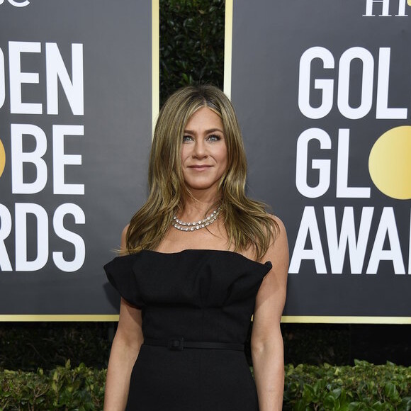 Jennifer Aniston apostou no vestido preto de Christian Dior para o "77º Globo de Ouro"