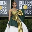 Jennifer Lopez apostou no vestido com laço metalizado de Valentino para o Globo de Ouro 2020