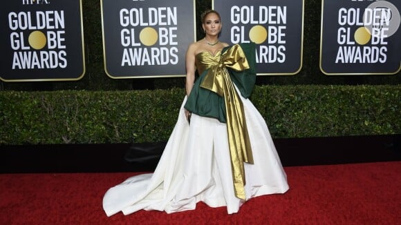 Jennifer Lopez apostou no vestido com laço metalizado de Valentino para o Globo de Ouro 2020
