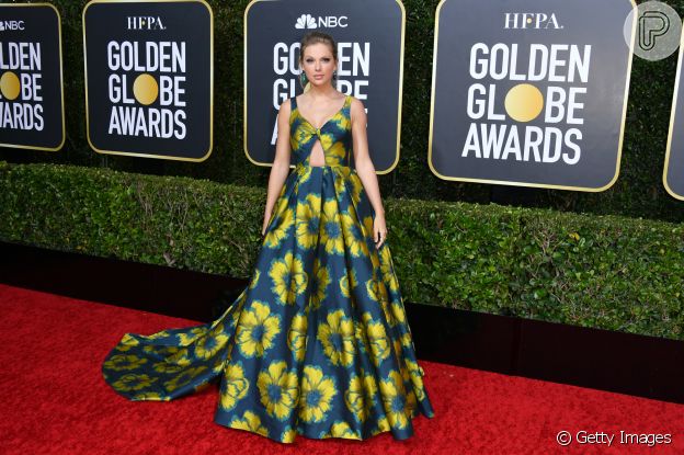 Look solar está em alta! Taylor Swift apostou no vestido azul com flores amarelas da grife Etro para o "Globo de Ouro 2020", que aconteceu no domingo, dia 5 de janeiro de 2020