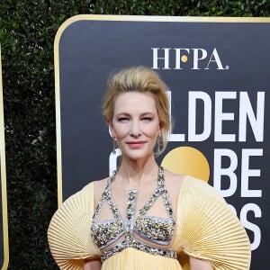 Cate Blanchett apostou no vestido amarelo plissado da grife Mary Katrantzou para o "Globo de Ouro 2020"