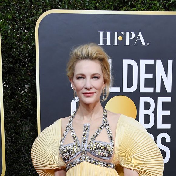 Cate Blanchett apostou no vestido amarelo plissado da grife Mary Katrantzou para o "Globo de Ouro 2020"