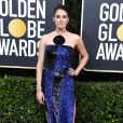  No Globo de Ouro 2020, Shailene Woodley apostou no vestido preto e azul com detalhes metalizados da grife Balmain 