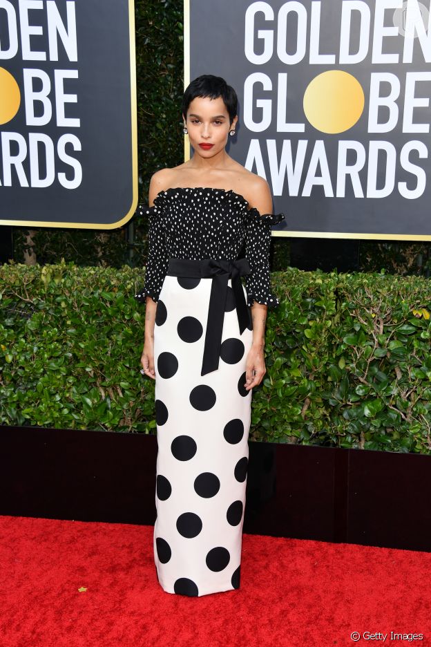 Poá é tendência: no Globo de Ouro 2020, Zoë Kravitz apostou na combinação de saia e blusa com estampa de poá, da grife Saint Laurent