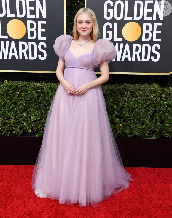 Para o Globo de Ouro 2020, Dakota Fanning apostou no vestido estilo princesa com mangas bufantes, da coleção de Alta-Costura de Christian Dior 