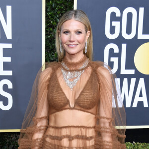 Para o Globo de Ouro 2020, Gwyneth Paltrow apostou no vestido marrom com babados e transparência de Fendi 