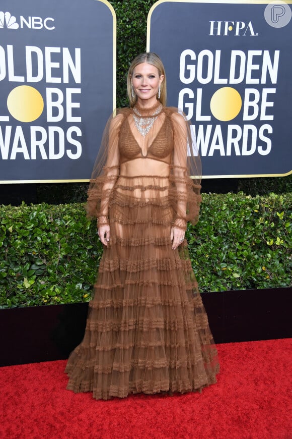 Para o Globo de Ouro 2020, Gwyneth Paltrow apostou no vestido marrom com babados e transparência de Fendi 