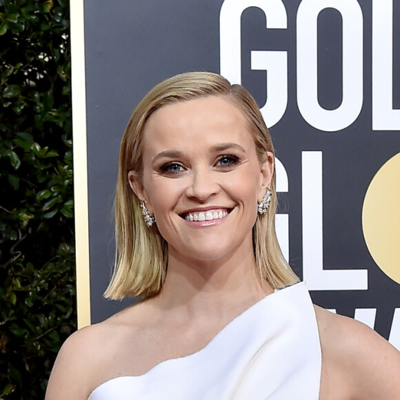 O vestido branco da grife Roland Mouret foi aposta de Reese Witherspoon para o Globo de Ouro, que aconteceu neste domingo, 5 de janeiro de 2020