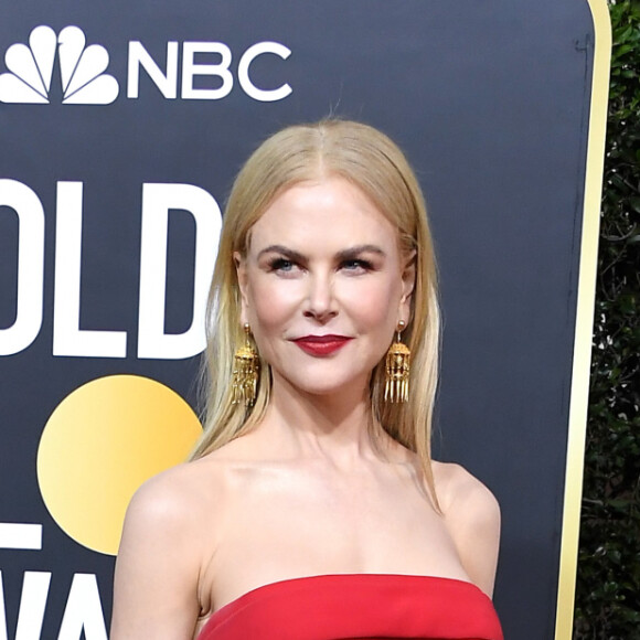 Nicole Kidman apostou no vestido vermelho com cauda longa de Atelier Versace no Globo de Ouro 2020
