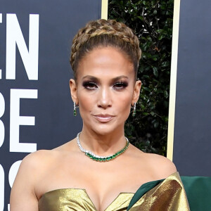 Metalizado é tendência e Jennifer Lopez apostou no vestido volumoso com laço dourado da coleção de Alta-Costura da grife Valentino