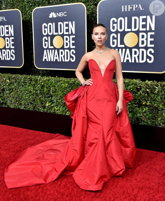 Scarlett Johansson apostou no vestido vermelho bem vibrante da grife Vera Wang para o "77° Globo de Ouro"