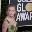 Globo de Ouro: Taylor Swift apostou em um look solar com o vestido florido azul e amarelo