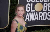 Globo de Ouro: Taylor Swift apostou em um look solar com o vestido florido azul e amarelo