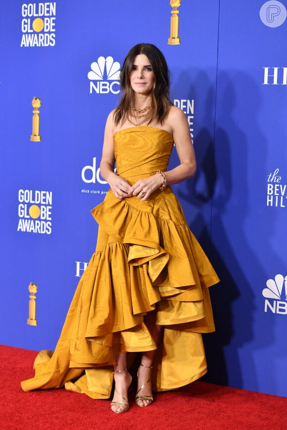Sandra Bullock apostou na trend do amarelo em seu look do "Globo de Ouro 2020"