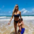 Luma Costa mostra momento divertido com o filho em praia na Bahia