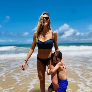 Luma Costa mostra momento divertido com o filho em praia na Bahia