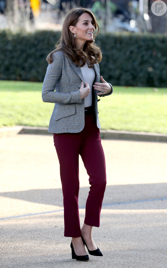O blazer, peça queridinha das fashionistas nos looks de streetwear, também aparece nas produções de Kate Middleton