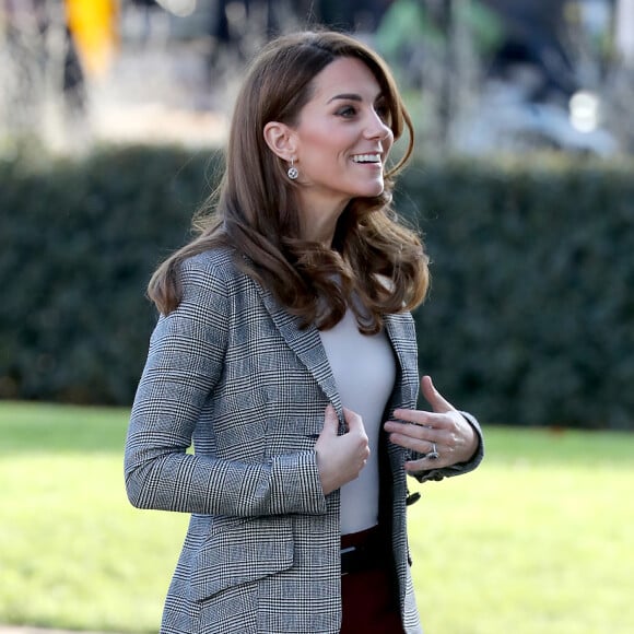 O blazer, peça queridinha das fashionistas nos looks de streetwear, também aparece nas produções de Kate Middleton