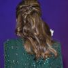 Kate Middleton é fã de penteados româticos, como o semi-preso com mechas torcidas