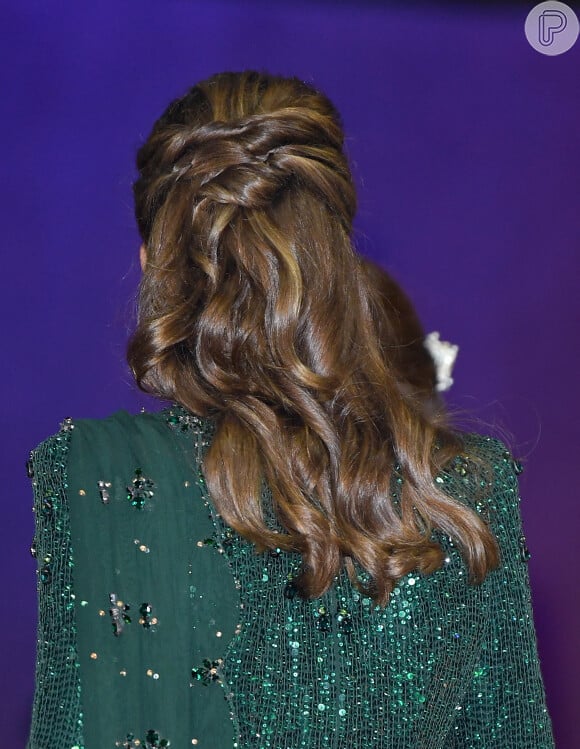 Kate Middleton é fã de penteados româticos, como o semi-preso com mechas torcidas