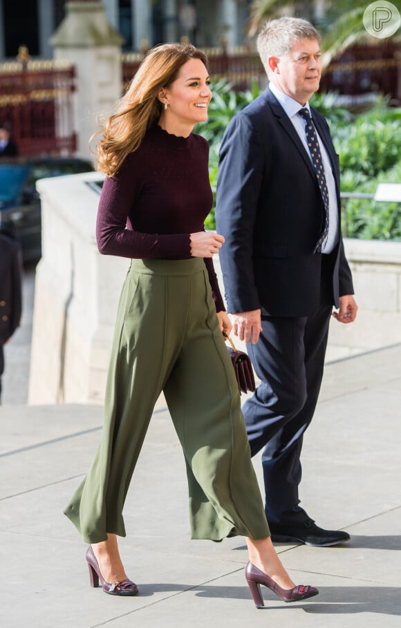 Peças de cores sóbrias e tons pastel, como o vinho e o verde musgo, são aposta de Kate Middleton em looks casuais
