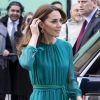 Kate Middleton gosta de apostar em vestidos com tons leves de azul e verde