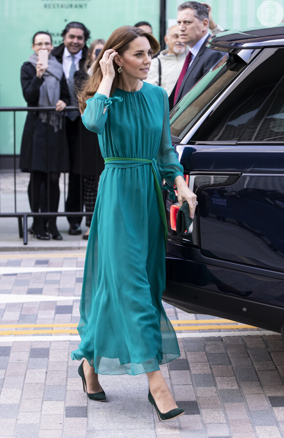 Kate Middleton gosta de apostar em vestidos com tons leves de azul e verde