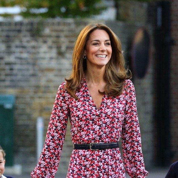 Kate Middleton é fça de vestidos florais de comprimento midi