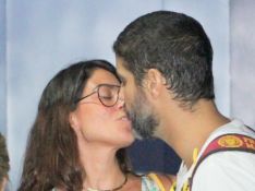 Bruno Cabrerizo beija namorada, Carol Castro, e recebe família após ensaiar peça