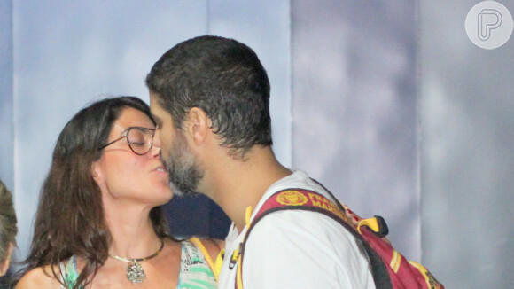 Carol Castro e o namorado, Bruno Cabrerizo, se beijaram após ensaio da peça 'O Marido de Daniel', nesta quinta-feira, 9 de janeiro de 2020