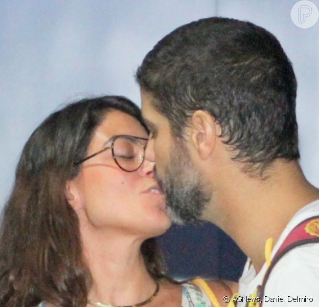 Carol Castro e o namorado, Bruno Cabrerizo, se beijaram após ensaio da peça 'O Marido de Daniel', nesta quinta-feira, 9 de janeiro de 2020