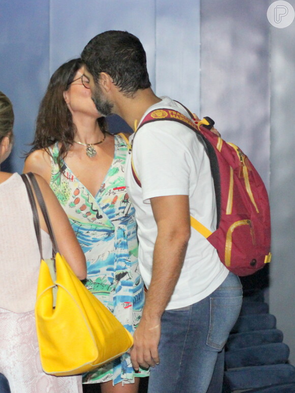 Carol Castro beijou o namorado, Bruno Cabrerizo, após ensaio aberto da peça 'O Marido de Daniel', em teatro do Rio