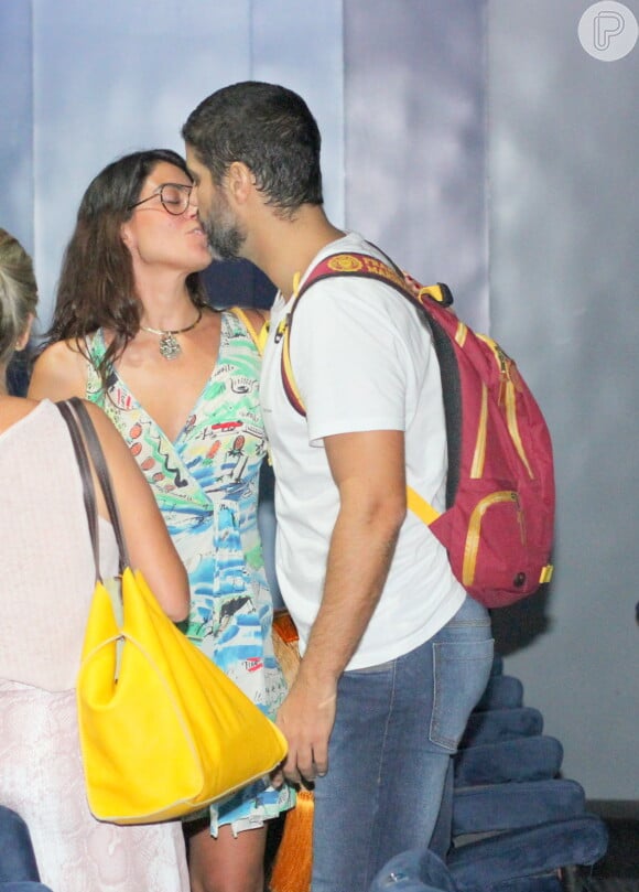 Carol Castro e o namorado, Bruno Cabrerizo, trocaram beijos pós ensaio da peça 'O Marido de Daniel'