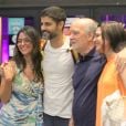 Namorado de Carol Castro, Bruno Cabrerizo recebeu ainda a família em ensaio da peça 'O Marido de Daniel'
