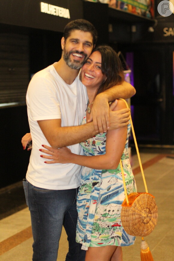 Carol Castro trocou abraço com o namorado, Bruno Cabrerizo, após ensaio aberto da peça 'O Marido de Daniel'