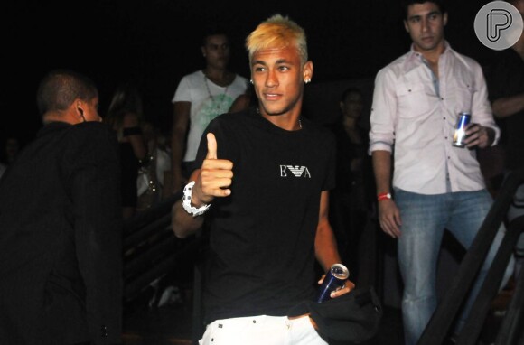 Neymar comemora 21 anos em festa com amigos e com a namorada, Bruna Marquezine
