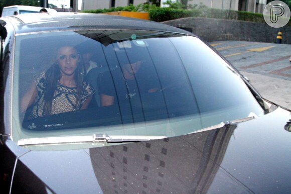 Bruna Marquezine e Neymar são flagrados dentro do carro