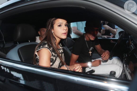 Bruna Marquezine é fotografada no carro de Neymar