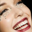 As pedrinhas de strass são tendência na maquiagem e podem ser aplicadas abaixo dos olhos para uma make de Carnaval iluminada