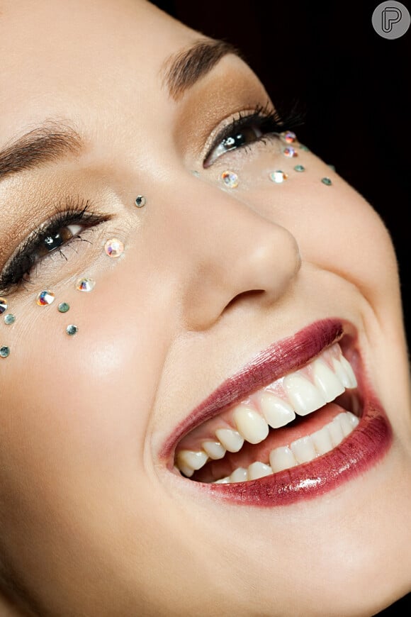As pedrinhas de strass são tendência na maquiagem e podem ser aplicadas abaixo dos olhos para uma make de Carnaval iluminada