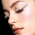 Se você quer uma maquiagem glam no Carnaval, uma dica é aplicar strass rente as pálpebras, como se fosse um delineado. Para colar, o gloss transparente pode ajudar